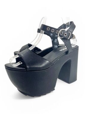 LAMODA BLACK “WORK THAT” PLATFORM HEELS